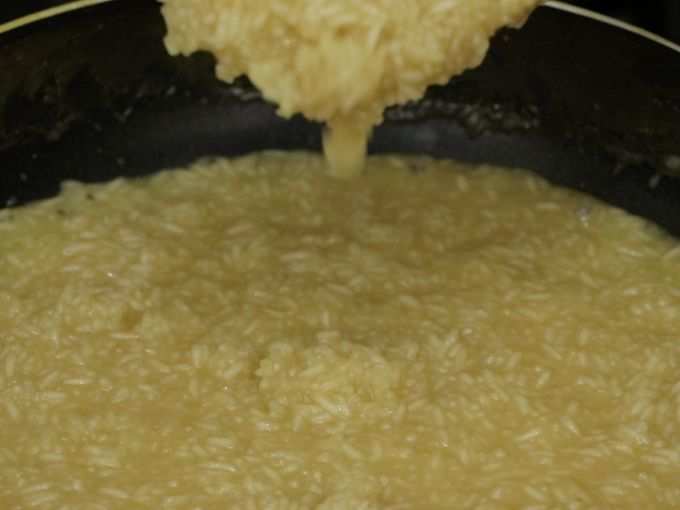 उसाचा रस व दुधाच्या मिश्रणात तांदूळ घाला. तांदूळ मऊशार होईपर्यंत १५ मिनिटे खीर चांगली शिजवून घ्या. आता यात ड्राय फ्रुट्स घाला