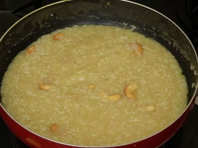 उसाचा रस व दुधाच्या मिश्रणात तांदूळ घाला. तांदूळ मऊशार होईपर्यंत १५ मिनिटे खीर चांगली शिजवून घ्या. आता यात ड्राय फ्रुट्स घाला