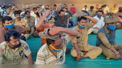 ತಲೆ ಮೇಲೆ ಚಪ್ಪಲಿ ಇಟ್ಟುಕೊಂಡು ಮುಷ್ಕರ ಮುಂದುವರಿಸಿದ ಬಸ್‌ ನೌಕರರು