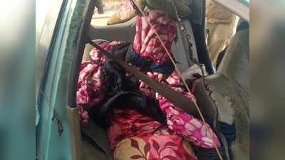 Hardoi News: खाई में मिली कार, ड्राइविंग सीट पर बैठा मिला अधजला पुतला