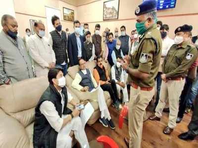 शिवराज के सामने अधिकारियों को निर्देश दे रहे ज्योतिरादित्य सिंधिया, कांग्रेस ने पूछा- MP का मुख्यमंत्री कौन?