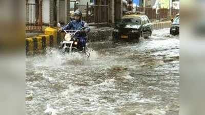 Mumbai Rain: मुंबई के कई इलाकों हुई बरसात ने सड़कों को भिगोया, अगले 3 से 4 घंटे हो सकती है बारिश