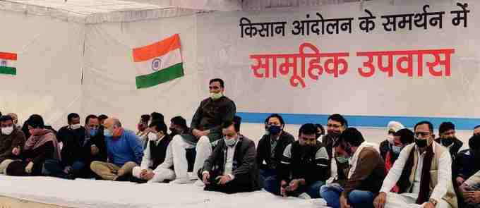 किसानों के समर्थन में अनशन पर दिल्‍ली सरकार