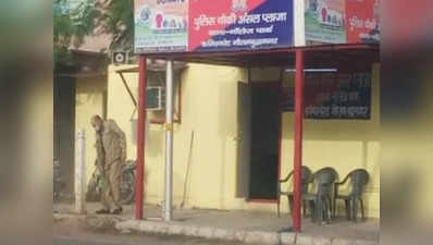 Noida Police: चौकी में झाड़ू लगाते हुए कॉन्स्टेबल का वीडियो वायरल, ईमानदारी के लिए हो चुके हैं सम्मानित