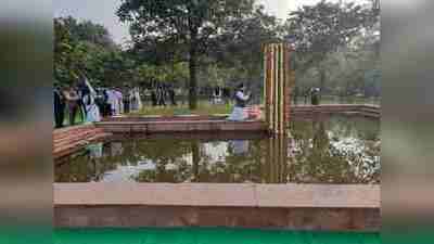 संजय गांधी जयंती: पिता की समाधि के आगे पहुंच झुक गए वरुण गांधी, श्रद्धांजलि देने मेनका भी रहीं साथ