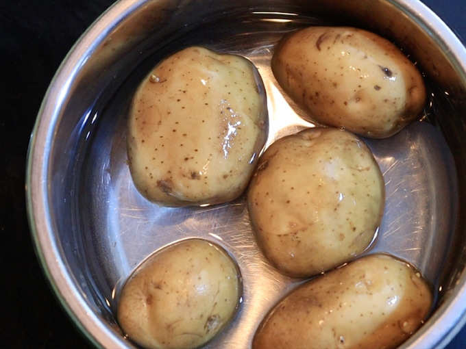 ४ ते ५ मध्यम आकाराचे बटाटे शिजवून घ्या