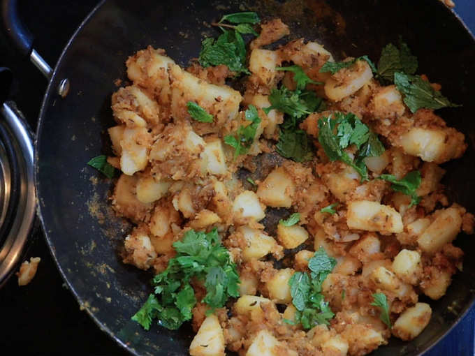 तयार झाली आहे आपली खमंग व चमचमीत बनारसी स्टाइल बटाट्याची भाजी!