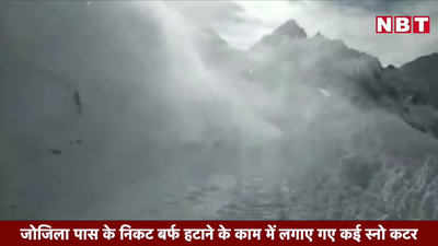 जोजिला पास पर कुछ इस तरह बर्फ चीरकर रास्ता बनाने में जुटा है बॉर्डर रोड ऑर्गनाइजेशन