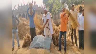 Jharkhand: झारखंड के कृषि मंत्री ने की पत्थर के चाक पर धान की पिटाई, कहा- किसानों को 29 दिसंबर को मिलेगी बड़ी सौगात