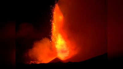 यूरोप में धधका माउंट एटना ज्‍वालामुखी, 325 फुट तक उठा लावा, तीन मील तक फैली राख