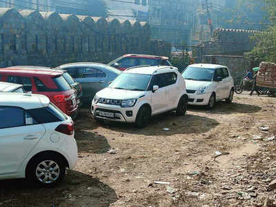 शाहजहांनाबाद की दीवार के पास अवैध पार्किंग, ASI ने किया हटाने का दावा