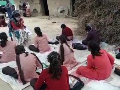 Mirzapur News: जिन बच्‍चों के पास नहीं स्‍मार्टफोन, उनको गांव-गांव पहुंच पढ़ा रहे सरकारी टीचर