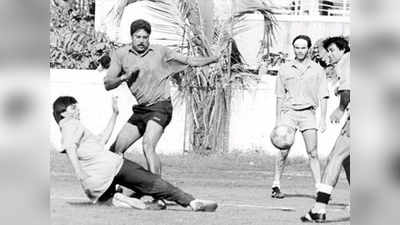 जब कपिल देव के साथ फुटबॉल खेलने मैदान में उतरे थे शाहरुख खान, तस्वीर हो रही इंटरनेट पर वायरल