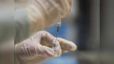 Coronavirus vaccine वर्षभरात लसीकरण हा चमत्कारच! व्हाइट हाउसने ट्रम्प विरोधकांना फटकारले