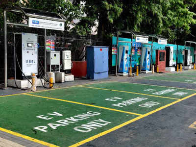 इलेक्ट्रिक गाड़ियों के लिए हर 3 KM पर बनेंगे चार्जिंग स्टेशन