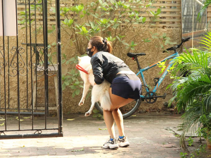 बांद्रा में अपने PET डॉग के साथ मलाइका