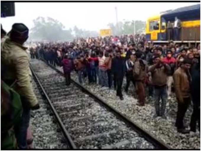 भारत-बांग्लादेश के बीच चली ट्रेन का स्वागत करने पहुंचे लोग