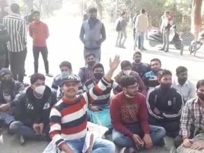 BHU में फिर आंदोलन की राह पर छात्र, सड़क जाम कर दिया धरना, ये हैं मांग