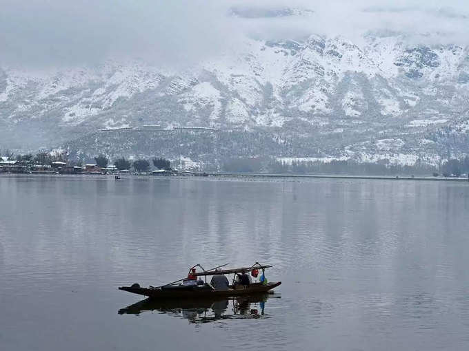 कश्मीर घाटी में ठंड बढ़ी, पारा शून्य से नीचे गिरना जारी