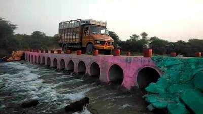 ప్రభుత్వంపై విసిగి.. 9 రోజుల్లో వంతెన నిర్మించుకున్న గ్రామస్తులు