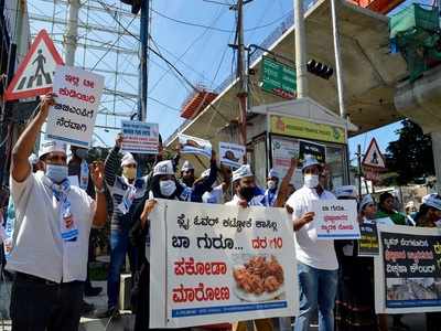 ಮೇಲ್ಸೇತುವೆ ಕಾಮಗಾರಿ ಪೂರ್ಣಗೊಳಿಸಲು ಟೀ, ಪಕೋಡ ಮಾರಿ ಬಿಬಿಎಂಪಿಗೆ ದೇಣಿಗೆ ಸಂಗ್ರಹಿಸಿದ ಆಮ್‌ ಆದ್ಮಿ ಪಕ್ಷ!