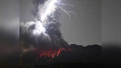 नीचे धधकता लावा और ऊपर कड़कती बिजली...ज्वालामुखी की तस्वीर में दिखा प्रकृति का रौद्र रूप