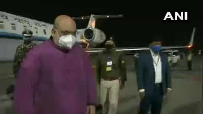 Amit Shah in Kolkata: आधी रात कोलकाता पहुंचे गृहमंत्री अमित शाह, कार्यकर्तओं ने लगाए जय श्री राम के नारे