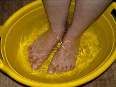 Foot washing: रात को सोने से पहले जरूर धो लेने चाहिए पैर, मिलेंगे ये 5 तरह के फायदे