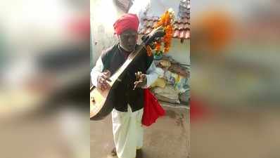 ಚಾಮರಾಜನಗರ: 62 ವರ್ಷದ ಕಲಾವಿದ ಸ್ಪರ್ಧೆ, ತಂಬೂರಿ ಪದದ ಮೂಲಕ ಮತಯಾಚನೆ