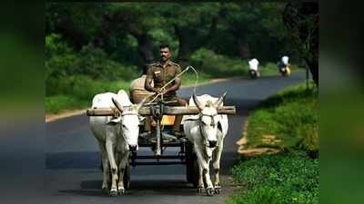 அந்த கம்பீரம் இருக்கே... மாட்டு வண்டியை ஓட்டி சென்ற காவலர்கள்..!