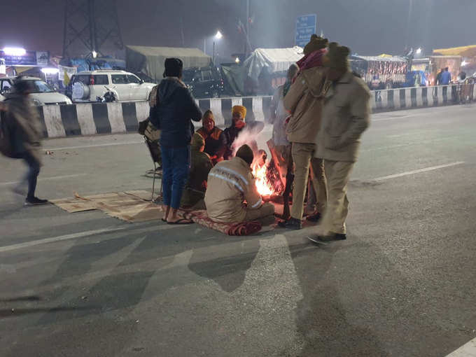 सर्द रात में अलाव ही किसानों का सहारा