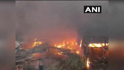 गुजरात: वलसाड के वापी स्थित कबाड़ गोदाम में भीषण आग, धुएं से यूं ढक गया आसमान
