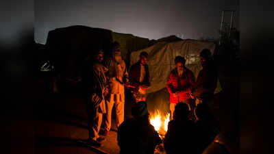 किसान और जवान ठिठुरते हुए काट रहे हैं दिसंबर की ठंडी रातें