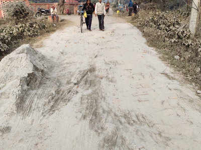 Bihar News: सरकार की अनदेखी से परेशान ग्रामीणों का बड़ा फैसला, खुद से शुरू किया सड़क बनाने का काम