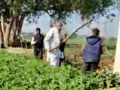 Agra News: नलकूप की बिजली काटने गए अफसर तो किसान ने उठाया डंडा, दर्ज हुई FIR