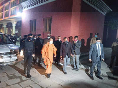 Varanasi News: पंचायत चुनावों पर चर्चा के साथ विकास कार्यो पर योगी का मंथन, अचानक पहुंचे रैन बसेरा
