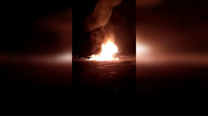 यमुना एक्सप्रेसवे पर कार में लगी आग, पांच लोग जिंदा जले, देखें वीडियो