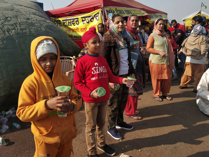 women at singhu border