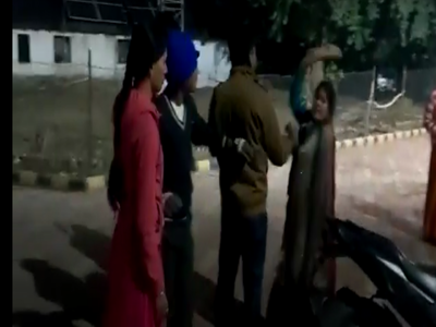 Video: पत्‍नी ने पति की प्रेमिका की थाने के बाहर ही कर दी कुटाई, खूब बरसे चप्‍पल