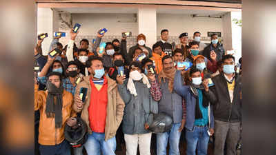 Ghazipur News: 51 लोगों के खोए मोबाइल मिले तो खिल उठे चेहरे, न्यू इयर गिफ्ट जैसा एहसास