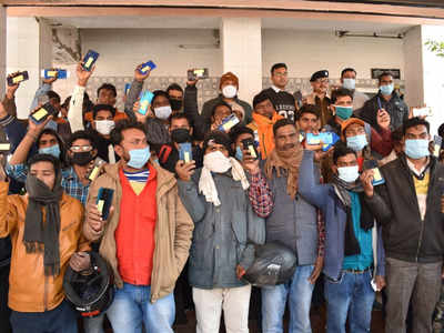 Ghazipur News: 51 लोगों के खोए मोबाइल मिले तो खिल उठे चेहरे, न्यू इयर गिफ्ट जैसा एहसास
