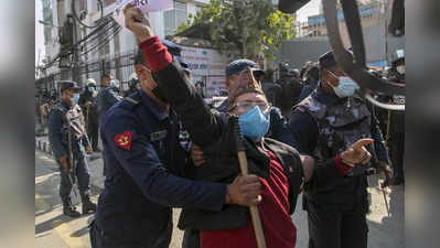 नेपाल में राजनीतिक अस्थिरताः बीच रास्ते संसद भंग