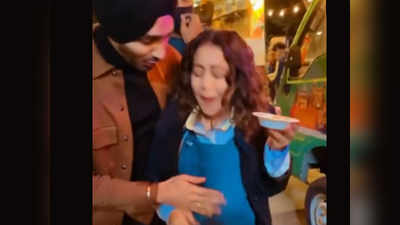 वीडियो: पानी पूरी खाती हुईं नेहा कक्कड़ ने कहा- बेबी ने किक मारा,  अब इनके नखरे पर भड़के फैन्स