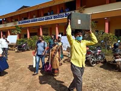 ಗ್ರಾಪಂ 2ನೇ ಹಂತದ ಚುನಾವಣೆ: ಬೀದರ್, ಔರಾದ್‌ನಲ್ಲಿ ಮತಗಟ್ಟೆಗಳತ್ತ ತೆರಳಿದ ಅಧಿಕಾರಿಗಳು, ಸಿಬ್ಬಂದಿ