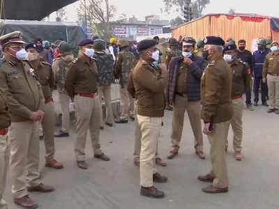 Farmers Protest: दिल्ली पुलिस कमिश्नर ने सिंघु बार्डर का दौरा किया, कानून-व्यवस्था की स्थिति की समीक्षा की