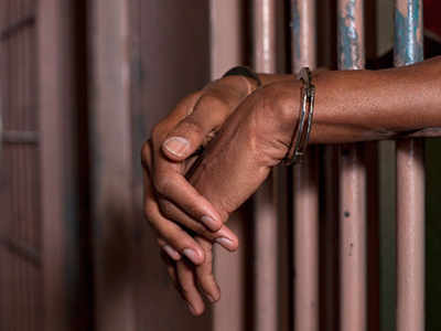 6 लाख रुपये का गबन करने वाला मैनेजर गिरफ्तार, नशे की लत ने पहुंचा दिया जेल