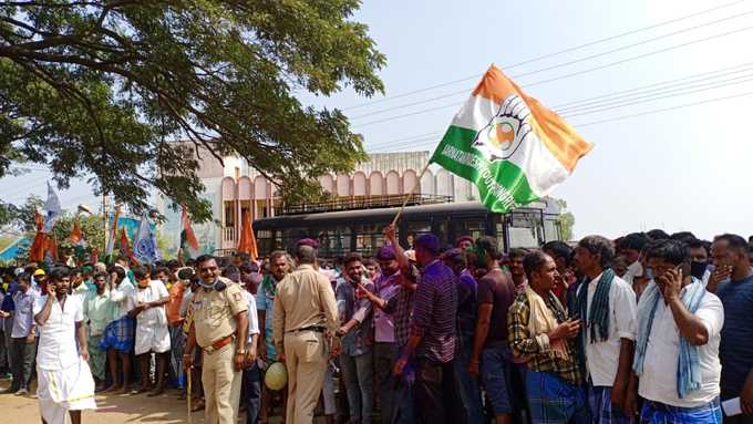 ಹಾವೇರಿ ನಗರದ ಶ್ರೀ ಶಿವಲಿಂಗೇಶ್ವರ ಮಹಿಳಾ ಮಹಾ ವಿದ್ಯಾಲಯ ಮುಂಭಾಗ ಕಾಂಗ್ರೆಸ್ ಮುಖಂಡರ ವಿಜಯೋತ್ಸವ