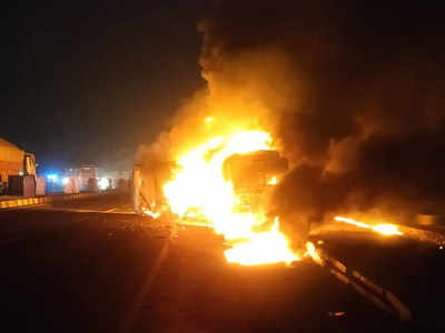 Rajasthan News: टैंकर-ट्रक की टक्कर के बाद आग की लपटों से घिरा हाइवे, देखिए हादसे LIVE तस्वीरें