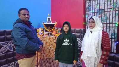 अलीगढ़ः मनौती के बाद ठीक हुआ बीमार बेटा, मुस्लिम परिवार ने घर में स्थापित किया मंदिर, रोज करते हैं पूजा