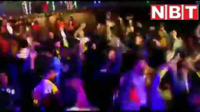 कोरोना का दर्द भूल नए साल के जश्न में डूबी दुनिया, DJ पर जमकर हो रहा डांस, देखिए वीडियो